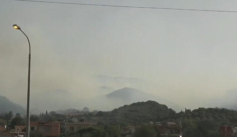 Μαίνεται η πυρκαγιά στην Αιτωλοακαρνανία – Βίντεο από τη μάχη με τις φλόγες των πυροσβεστών