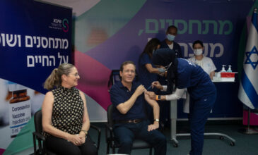 Εμβολιασμοί: Το Ισραήλ ξεκίνησε να χορηγεί τρίτη δόση σε άτομα άνω των 60 ετών