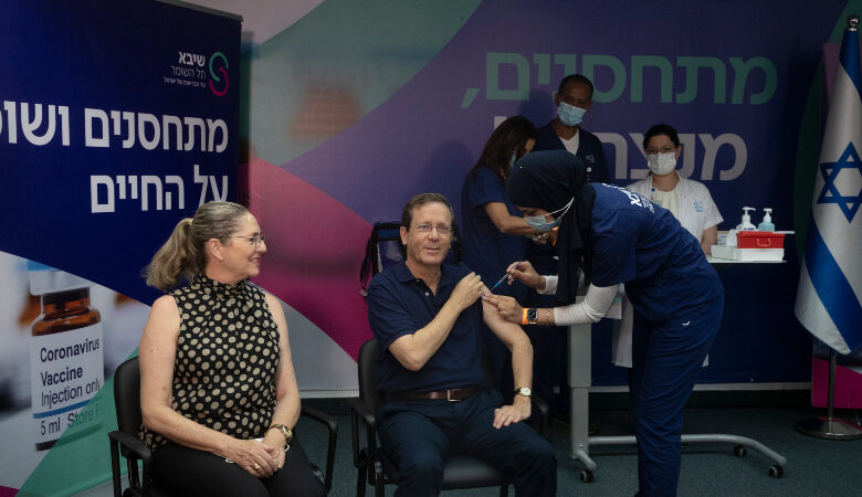 Εμβολιασμοί: Το Ισραήλ ξεκίνησε να χορηγεί τρίτη δόση σε άτομα άνω των 60 ετών