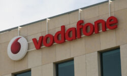Vodafone: O βρετανικός όμιλος της θα απολύσει 11.000 εργαζόμενους σε τρία χρόνια