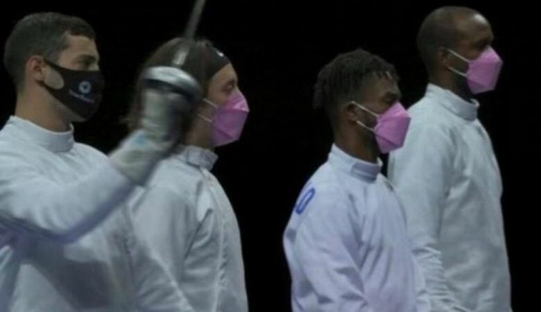 Απόπειρα βιασμού: Διαμαρτυρία με ροζ μάσκες από τα μέλη της ομάδας ξιφασκίας των ΗΠΑ
