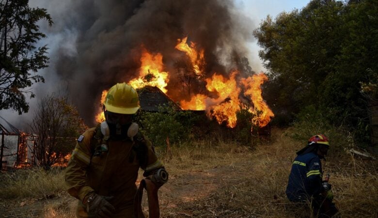 Μεγάλη φωτιά στην Αχαΐα: Δεκαέξι τραυματίες – Κάηκαν σπίτια και επιχειρήσεις