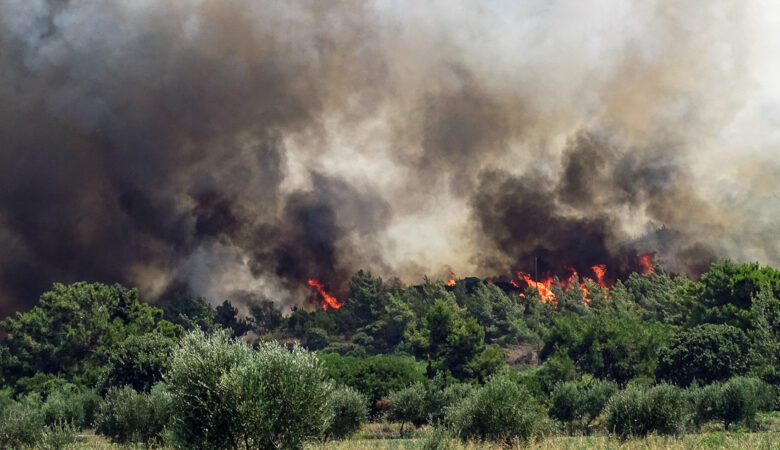 Φωτιά στην Αττική: Καίγονται σπίτια σε Θρακομακεδόνες, Βαρυμπόμπη, Άγιο Στέφανο