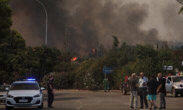 Μεγάλη φωτιά στη Βαρυμπόμπη: Στις αυλές των σπιτιών έφθασαν οι φλόγες – Δείτε εικόνες από το πύρινο μέτωπο
