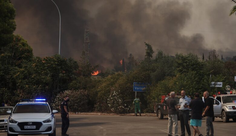 Μεγάλη φωτιά στη Βαρυμπόμπη: Στις αυλές των σπιτιών έφθασαν οι φλόγες – Δείτε εικόνες από το πύρινο μέτωπο