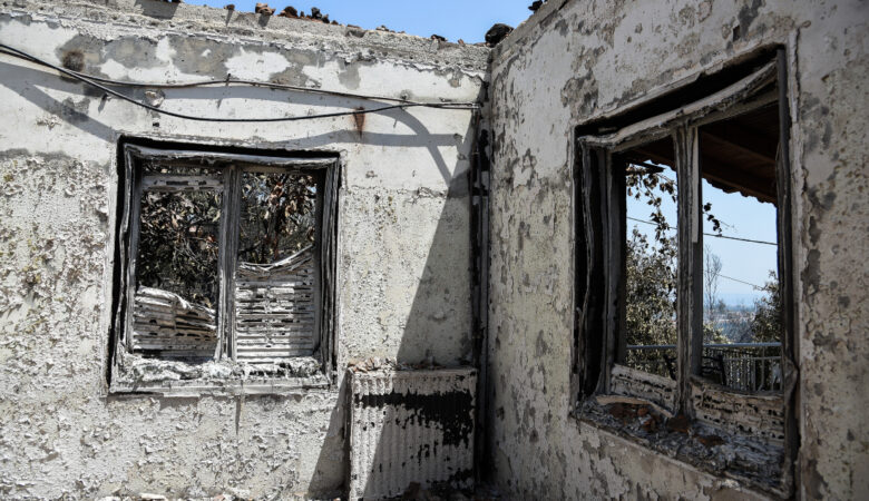 Φωτιές στην Αχαΐα: 600 ευρώ για τις πρώτες ανάγκες των πληγέντων – Ποια μέτρα ανακούφισης ανακοίνωσε ο Πέτσας