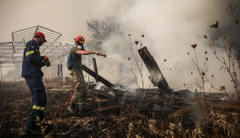Μεγάλη φωτιά στη Βαρυμπόμπη: Απομακρύνθηκαν οι περισσότεροι εγκλωβισμένοι – Εκκρεμούν 3 αναφορές