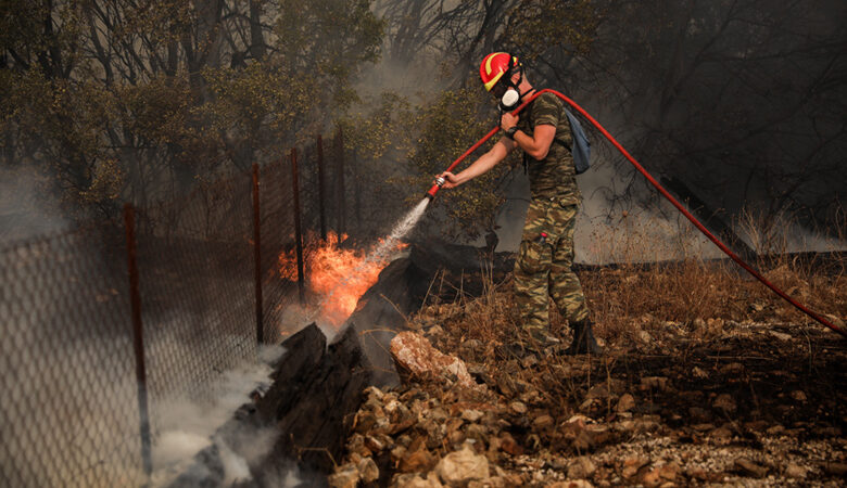 Κόρινθος: Υπό μερικό έλεγχο η φωτιά σε δασική έκταση στην περιοχή Κεχριές