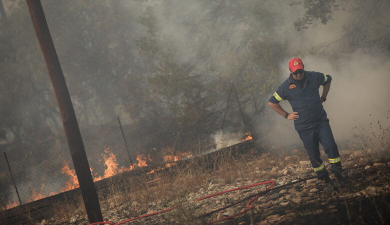 Αγώνας της πυροσβεστικής για να σβήσουν οι φωτιές σε όλη τη χώρα