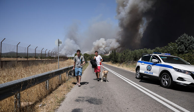 Ανεξέλεγκτη η φωτιά στη Βαρυμπόμπη: Νέο μήνυμα έκτακτης ανάγκης από το 112 – Εκκενώνεται οικισμός