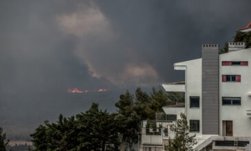 Μεγάλη φωτιά στη Βαρυμπόμπη: Οι πρώτες εικόνες από το μέτωπο – Ενισχύονται οι δυνάμεις