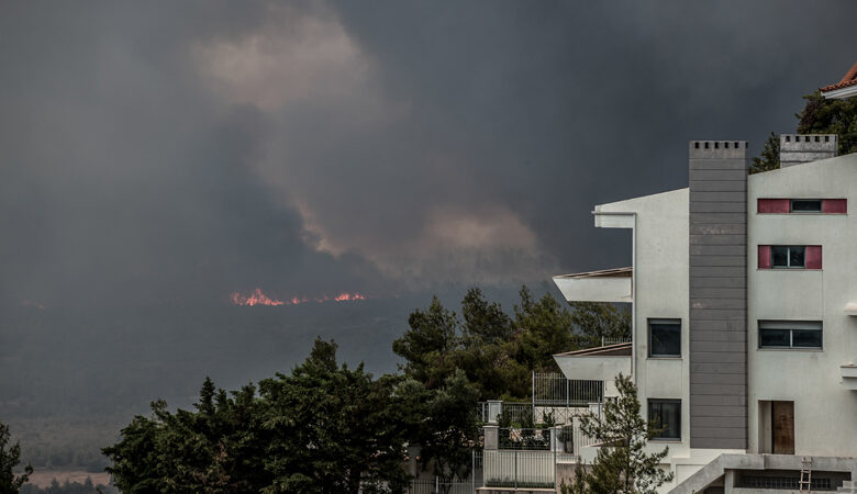 Μεγάλη φωτιά στη Βαρυμπόμπη: Οι πρώτες εικόνες από το μέτωπο – Ενισχύονται οι δυνάμεις