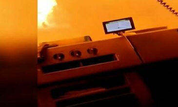 Φωτιά στη Βαρυμπόμπη: Βίντεο που κόβει την ανάσα – Πυροσβεστικό περνά κυριολεκτικά μέσα από τις φλόγες