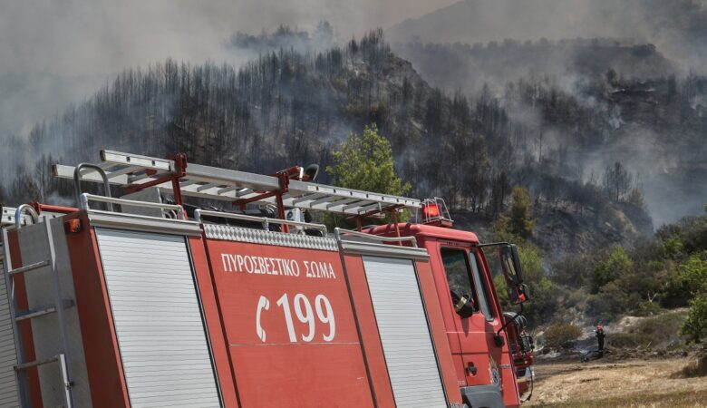 Μικρές εστίες φωτιάς εξακολουθούν να καίνε στην Ηλεία