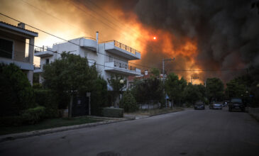 Φωτιά στη Βαρυμπόμπη: «Είχαμε κάτσει να φάμε και ακούμε δύο εκρήξεις, βλέπουμε όλη την πίσω πλευρά να καίγεται»
