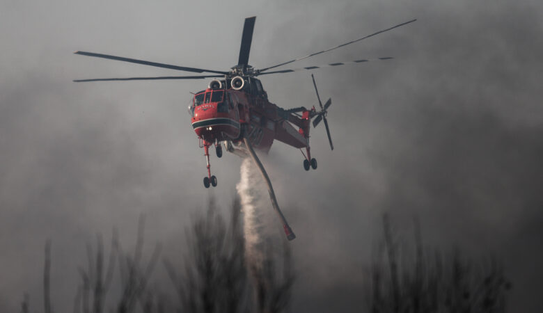 Πυρκαγιά σε εξέλιξη σε αγροτική έκταση στην Αχαία