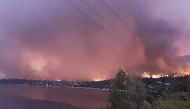Φωτιά στην Εύβοια: Κύκλωσαν οι φλόγες τη Λίμνη – Με πλοία απομακρύνονται οι κάτοικοι