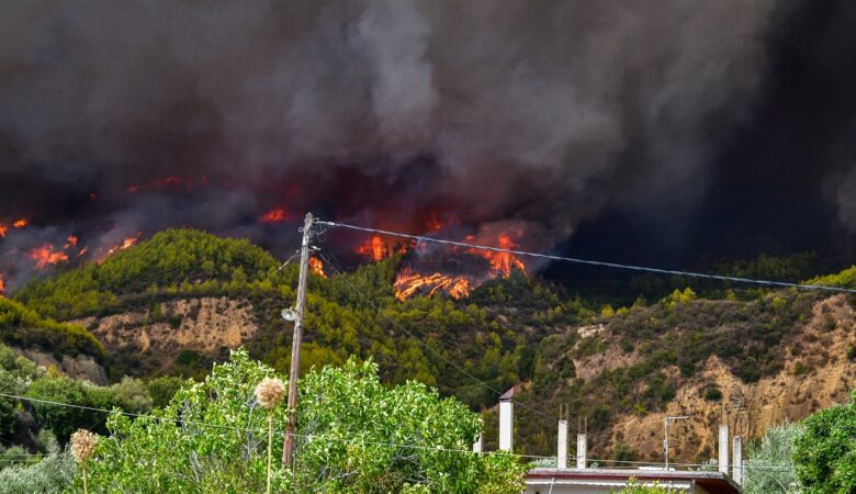 Ζάκυνθος: Φωτιά στο χωριό Αργάσι κοντά στον οικισμό
