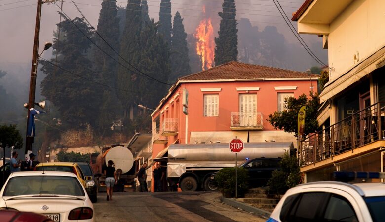 Φωτιά στην Ηλεία: Σε πύρινο κλοιό η Αρχαία Ολυμπία – Κάηκαν τουλάχιστον 20 σπίτια