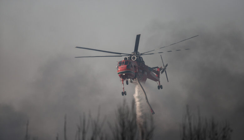 Φωτιά στα Βίλια: Ενισχύονται τα εναέρια μέσα – Εκκενώθηκαν 6 οικισμοί