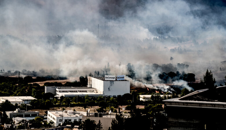Φωτιά στη Βαρυμπόμπη: «Πνίγηκε» η Αττική από τους καπνούς – Τι επισημαίνει πνευμονολόγος