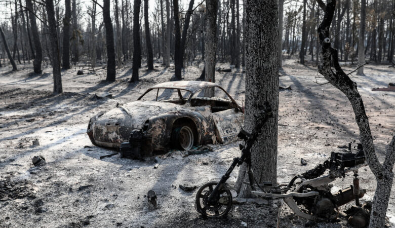 Φωτιά στη Βαρυμπόμπη: «Τα οικόπεδα ήταν τρία χρόνια ακαθάριστα» – Τι λένε οι κάτοικοι