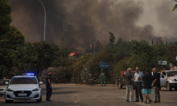 Φωτιά στη Βαρυμπόμπη: Ποιοι δρόμοι έχουν κλείσει