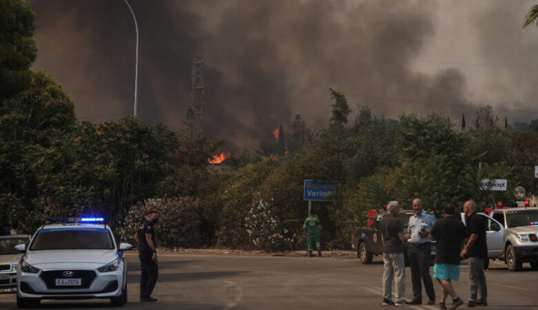 Αστυνομία – φωτιές: 303 απεγκλωβισμοί σε Βαρυμπόμπη και άλλοι 12 στην Εύβοια