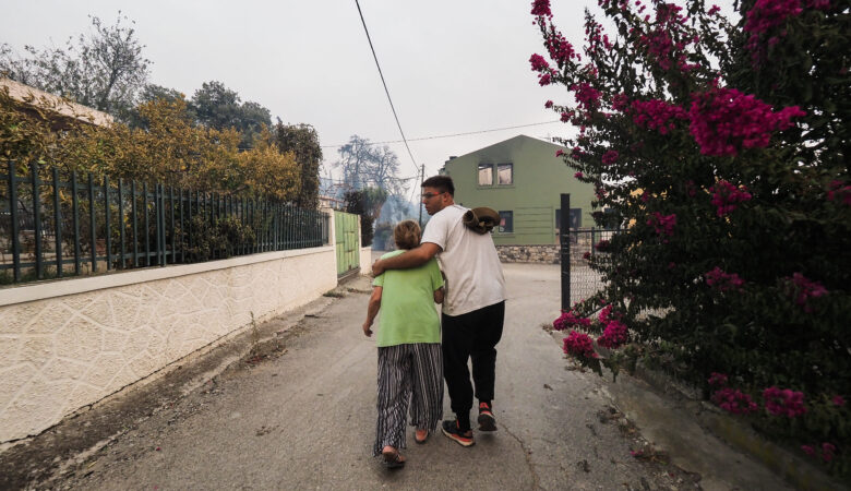 Εκκενώνονται και οι Κεχριές στην Εύβοια – Η φωτιά κινείται απειλητικά με ταχύτητα προς το χωριό