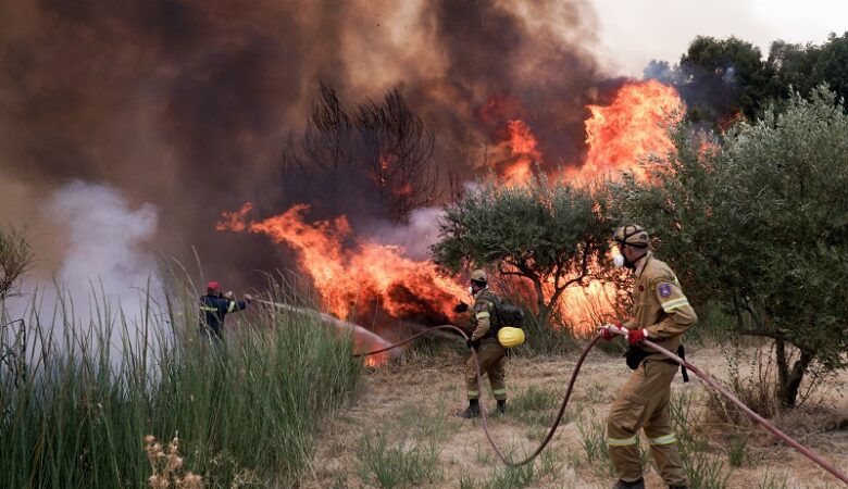 Απειλούνται από τις φλόγες τα χωριά Δήλιζα στην Ηλεία και Διαβολίτσι στη Μεσσηνία