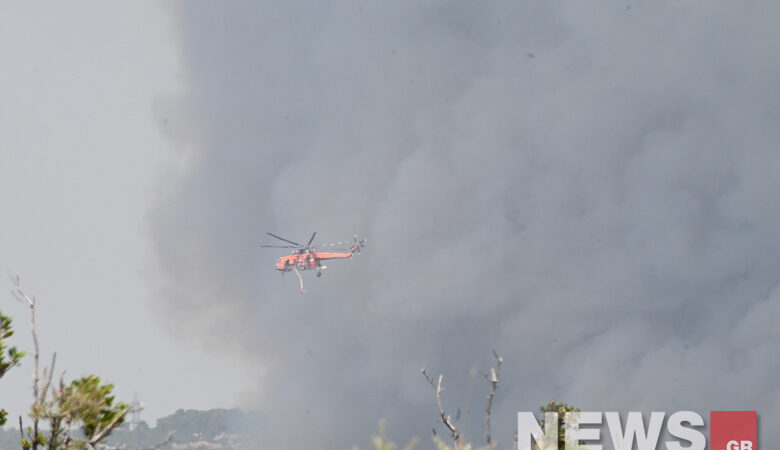 Φωτιά στη Βαρυμπόμπη: Τρεις οι αναζωπυρώσεις – Μήνυμα από 112 και για μέτρα στο Κρυονέρι – Οι πρώτες εικόνες