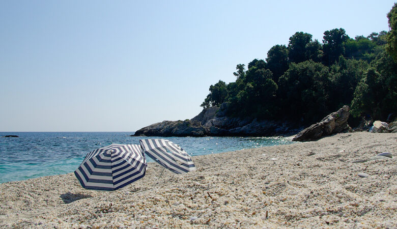 Τρεις παραλίες του Αιγαίου που δε χρειάζεσαι πλοίο για να πας