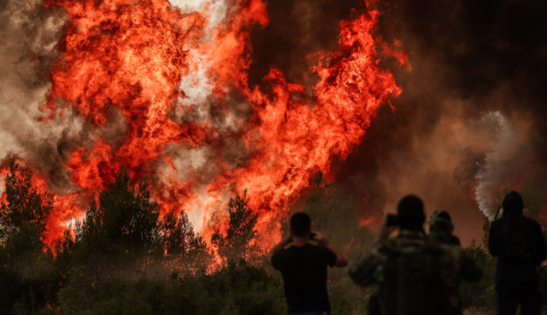 Φωτιά στη Βαρυμπόμπη: Πύρινη κόλαση σε Δροσοπηγή και Κρυονέρι – Δείτε τις τρομακτικές εικόνες