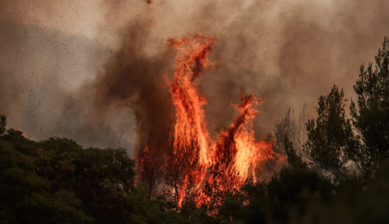 Φωτιά στη Βαρυμπόμπη: Εκτός ελέγχου η κατάσταση – Εκκενώνεται και η Ιπποκράτειος Πολιτεία