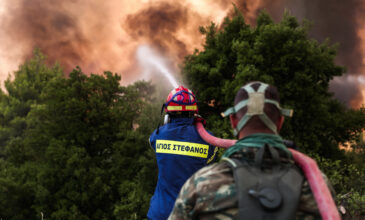 Φωτιά στη Βαρυμπόμπη: Εκκενώνεται από τις ευπαθείς ομάδες το ΚΥΤ μεταναστών στη Μαλακάσα