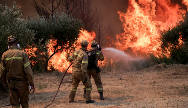 Εκτός ελέγχου η φωτιά στην Ηλεία: Νέο μήνυμα του 112 για εκκένωση 11 οικισμών – Πληροφορίες για 150 εγκλωβισμένους
