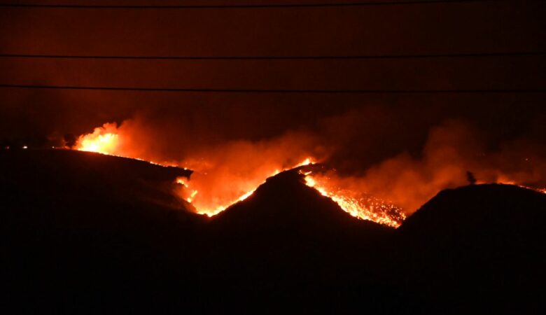 Φωτιά στη Βαρυμπόμπη: Προς εκκένωση Άγιος Στέφανος, Καπανδρίτι και Πολυδένδρι
