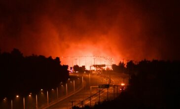 Φωτιά στη Βαρυμπόμπη: Δραματική η κατάσταση στην Ανατολική Αττική – Μπήκαν στα Κιούρκα οι φλόγες