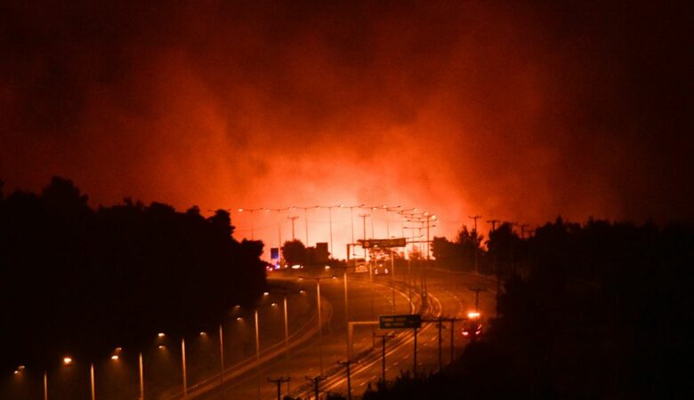 Φωτιά στη Βαρυμπόμπη: Δραματική η κατάσταση στην Ανατολική Αττική – Μπήκαν στα Κιούρκα οι φλόγες