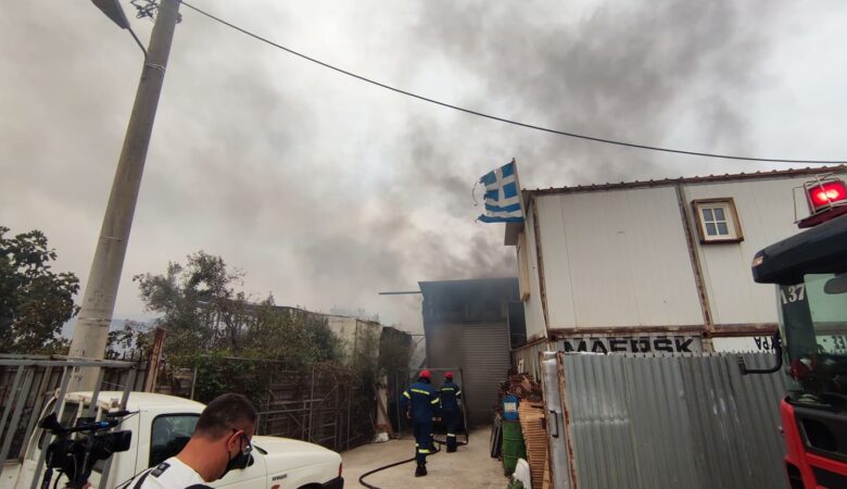 Στις φλόγες εργοστάσιο στις Αφίδνες – Τεράστιες εκρήξεις