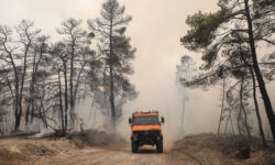 Πύρινος εφιάλτης στην Εύβοια: Η φωτιά από τη θάλασσα επιστρέφει στη Στροφυλιά