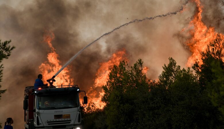Κόλαση πυρός στην Αττική: Αναζωπύρωση στη Βαρυμπόμπη- Καίγεται το Πευκόφυτο- Στις φλόγες το Ποικίλο Όρος