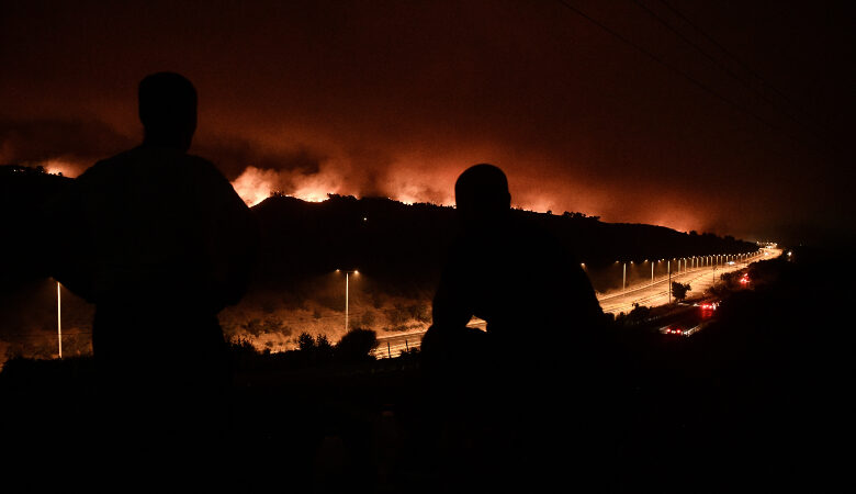 Φωτιά στην Αττική: «Η φωτιά έχει στεφανώσει όλο το χωριό» – Τι λέει ο πρόεδρος της κοινότητας Αφιδνών