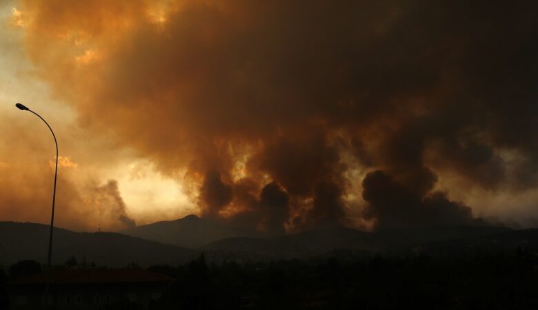 Η Αττική φλέγεται – Μαίνονται οι πυρκαγιές σε Θρακομακεδόνες, Άγιο Στέφανο και Αφίδνες