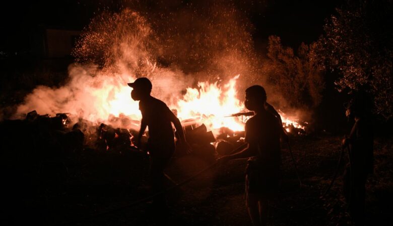 Πύρινος εφιάλτης στην Εύβοια: Ολονύκτια μάχη με τις φλόγες σε Γούβες και Αρτεμίσιο
