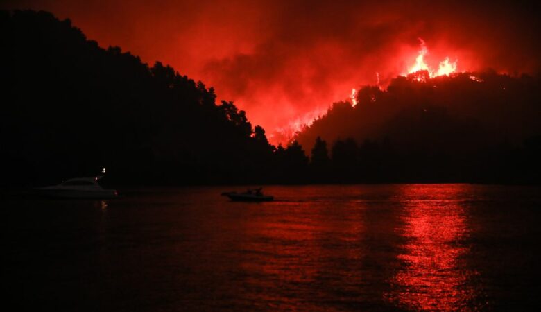 Φωτιά στην Εύβοια: Καίγονται σπίτια στη Λίμνη