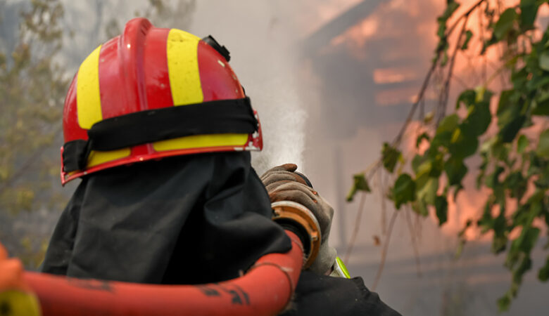 Φωτιά στην Αττική: Στο 251 ΓΝΑ ο πυροσβέστης που τραυματίστηκε στην Πάρνηθα