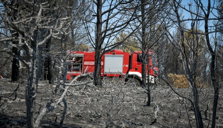 Φωτιά στην Αττική: Σοβαρός τραυματισμός πυροσβέστη στην Πάρνηθα