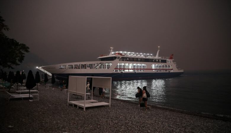 Φωτιά στην Εύβοια: Ακόμη 85 πολίτες μεταφέρθηκαν από το Λιμενικό σε ασφαλές σημείο