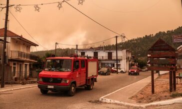 Πύρινη κόλαση στην Εύβοια: Αναζωπυρώσεις και μέτωπα από χωριό σε χωριό